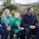 5. desember: Kronprins Haakon markerer Frivillighetens dag, og besøker blant annet 4H-gården Søstrene Kjevik der han møtte mange av barna som engasjerer seg i gårdsdriften. Foto: Det kongelige hoff.